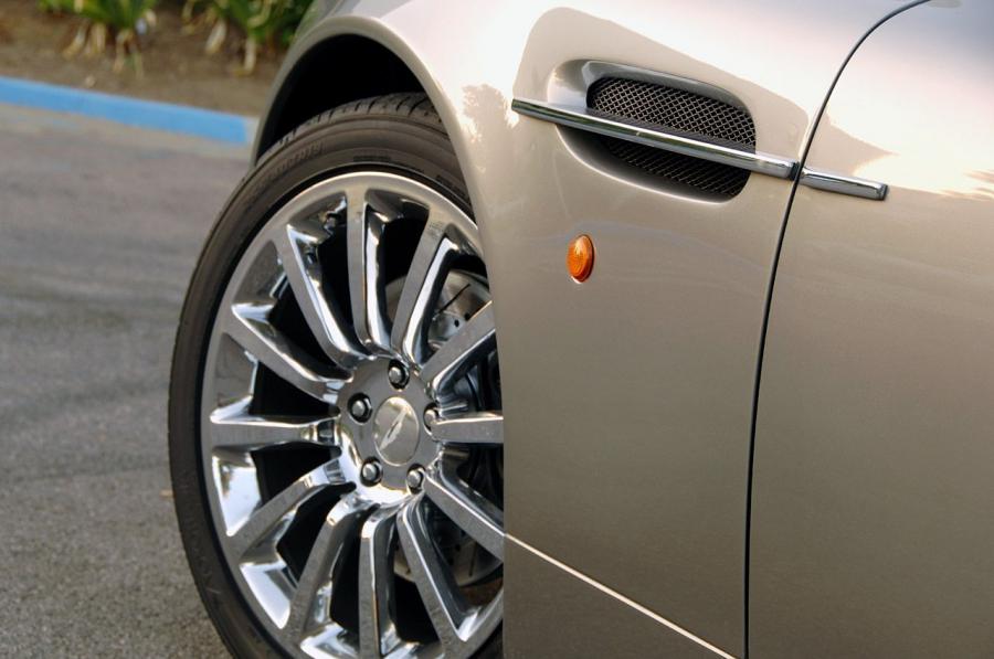  Aston Martin V12 Vanquish Replica 2008 года  (фото 25 из 31)